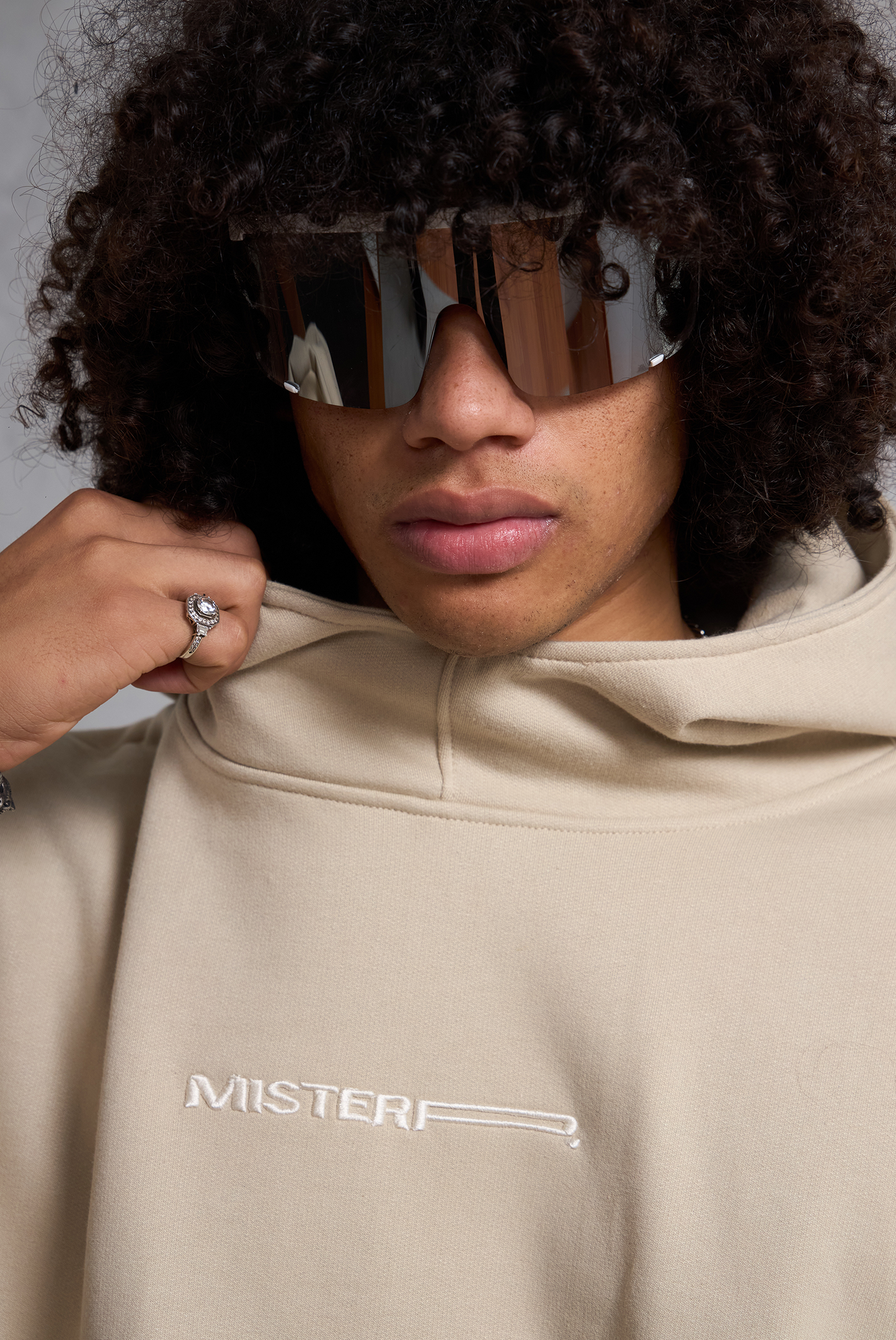 HODDIE ZERO BORDADO BEIGE